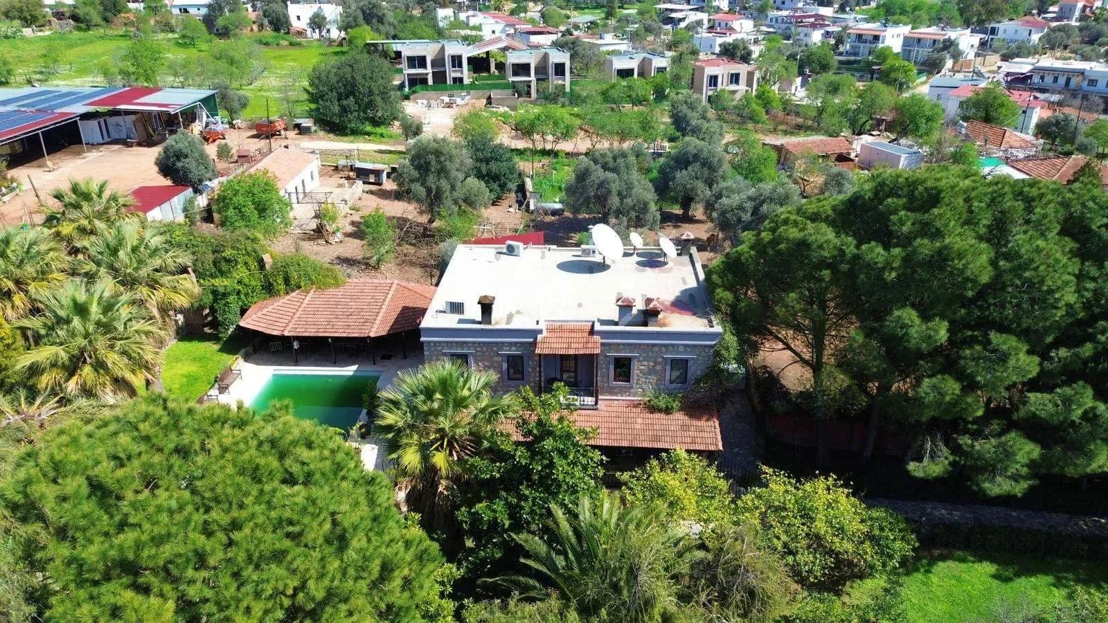 Exceptional Stone Villa with Extensive Land in Yalıçiftlik — photo 1