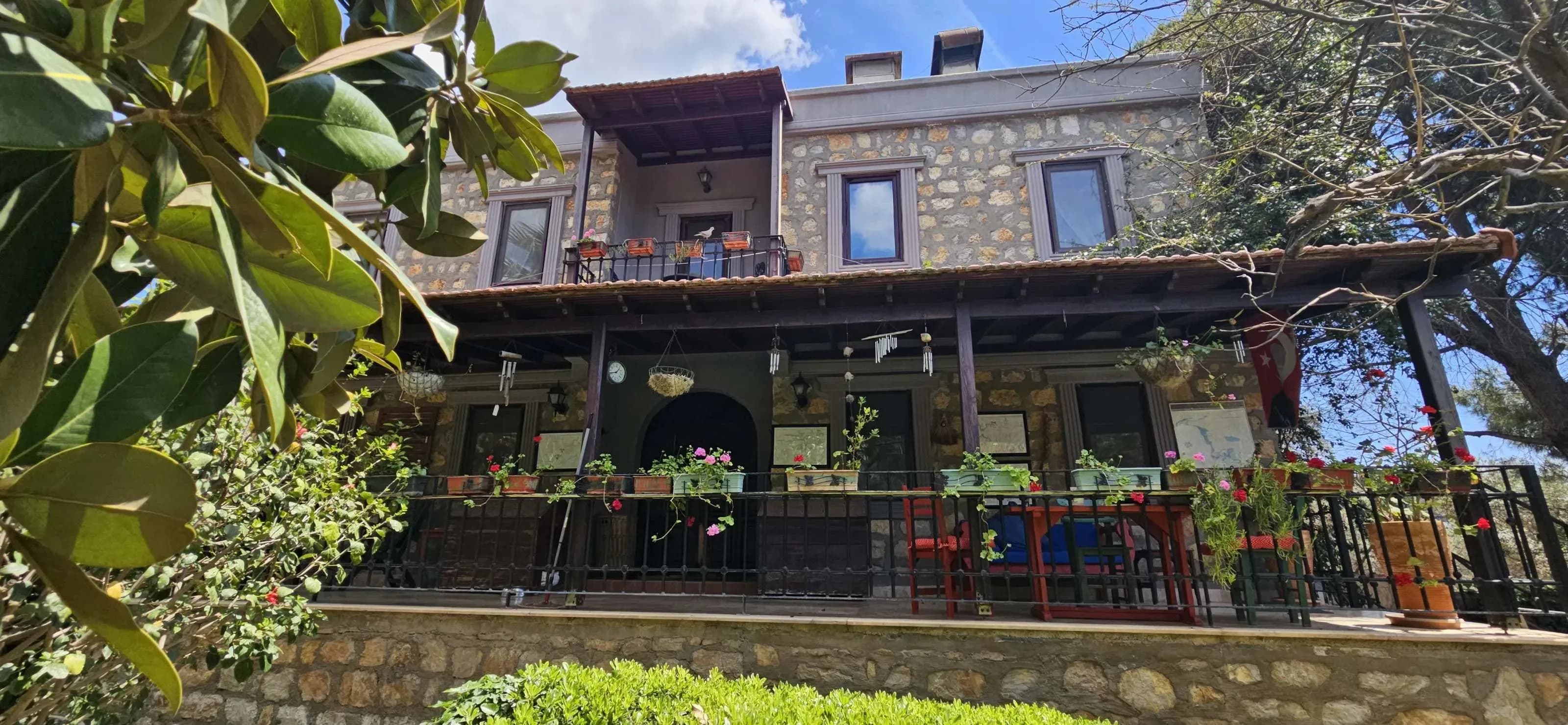 Exceptional Stone Villa with Extensive Land in Yalıçiftlik — photo 4